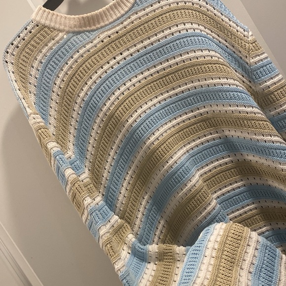 oversized sweater it kind of fits like a dress fits like a large/extra large - Picture 6 of 8